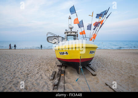 Bateau de pêche sur la mer Baltique dans la ville de Sopot dans le district de Karlikowo, Pologne Banque D'Images