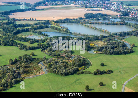 Champs et forêt vu de la fenêtre de l'avion pendant l'approche de l'aéroport de Varsovie, Pologne Banque D'Images