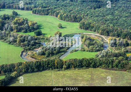 Champs et forêt vu de la fenêtre de l'avion pendant l'approche de l'aéroport de Varsovie, Pologne Banque D'Images