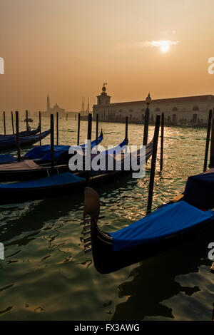 Lever du soleil sur le Grand Canal à Venise, Italie. Banque D'Images