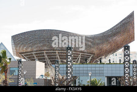 Le poisson de Barcelone ou une grande sculpture Peix, par le célèbre architecte Frank Gehry.Port Olympique de Barcelone zone,Catalan,Espagne Banque D'Images