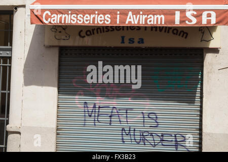 Le groupe de rock de Manchester Smiths titre de l'album Meat is murder des graffitis sur des volets de boucherie,Barcelone Catalogne, Espagne, Europe Banque D'Images