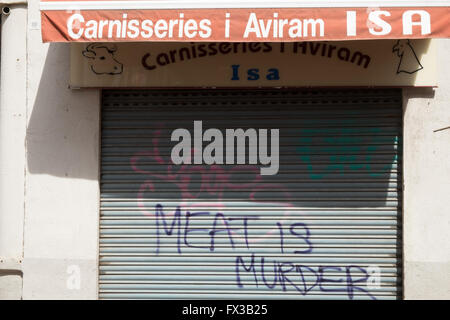 Le groupe de rock de Manchester Smiths titre de l'album Meat is murder des graffitis sur des volets de boucherie,Barcelone Catalogne, Espagne, Europe Banque D'Images