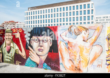 Graffiti sur une clôture en bois le long de Carrer de la Jonquera avec Blood Bank Building,hotel quartier Poblenou, Barcelone,Espagne,Catalogne Banque D'Images