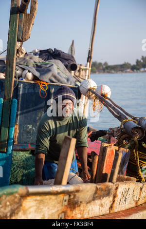 Poissonnier portrait, port de pêche, le lagon de Negombo, Negombo, Sri Lanka, de l'Océan Indien, l'Asie Banque D'Images