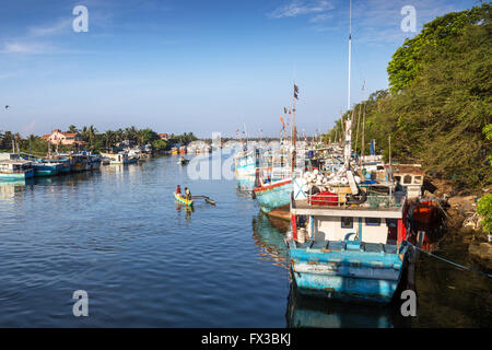 Des bateaux de pêche à l'Étang Canal néerlandais, Negombo, Province de l'Ouest, Ceylan, Sri Lanka Banque D'Images