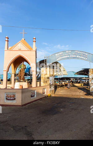 Marché aux poissons de Negombo Gate et statue de Saint Pierre, patron des pêcheurs, Negombo, Sri Lanka, Asie Banque D'Images