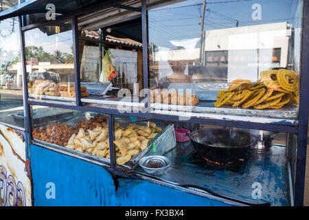 Food du Sri Lanka sur la rue, Negombo, Sri Lanka, Asie Banque D'Images