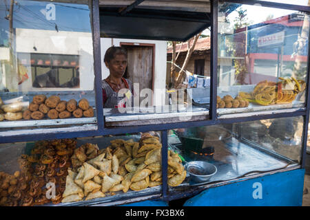 Food du Sri Lanka sur la rue, Negombo, Sri Lanka, Asie Banque D'Images