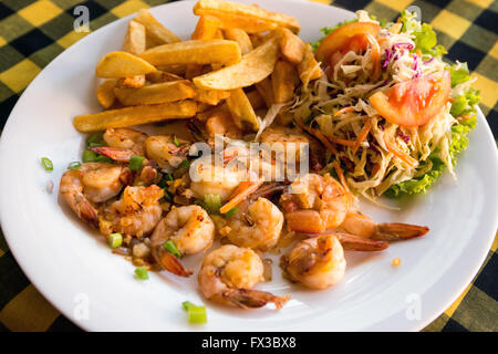 Crevettes cuites au barbecue avec des pommes de terre au restaurant, plage de Negombo, Sri Lanka, Asie Banque D'Images