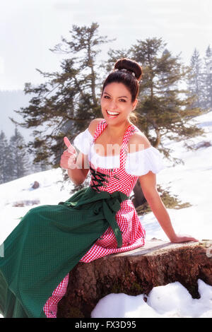 Jeune femme rire positif en dirndl Banque D'Images