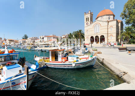 Le port et l'Église Panagitsa, Port d'Aegina, îles du golfe Saronique Egine, Grèce Banque D'Images