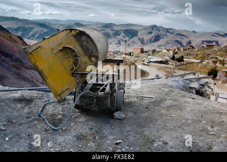 Chariot de mine vide à l'entrée du Cerro Rico, mine d'argent de Potosi, Bolivie Banque D'Images