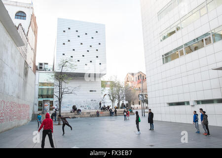 Les jeunes, les jeunes adolescents jouant au football avec le MACBA, Musée d'Art Contemporain,à droite, Haring,graffiti,Barcelone Catalogne, Espagne. Banque D'Images