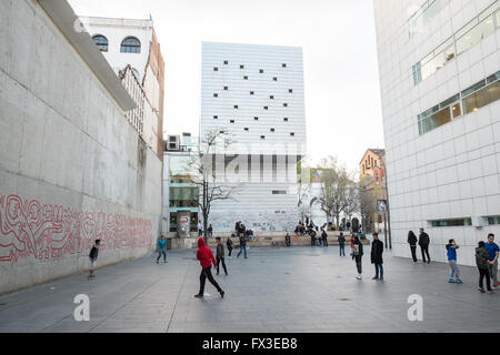 Les jeunes, les jeunes adolescents jouant au football avec le MACBA, Musée d'Art Contemporain,à droite, Haring,graffiti,Barcelone Catalogne, Espagne. Banque D'Images