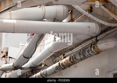 Rusty blanche industrielle pipelines sur le vieux bateau Banque D'Images