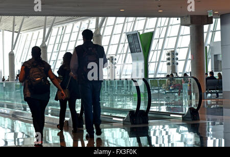 Les passagers dans le terminal des départs de Presidente Juscelino Kubitschek aéroport international de Brasilia Brésil Banque D'Images