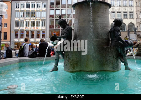 La Fischbrunnen Fontaine dans La Place Marienplatz, Munich, Bavière, Allemagne, Europe. Banque D'Images