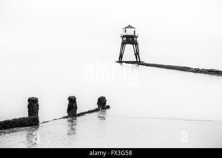 Paysages noir et blanc : Dovercourt's Victorian phare, Essex, UK Banque D'Images