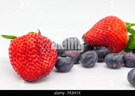 Les bleuets et les fraises Banque D'Images