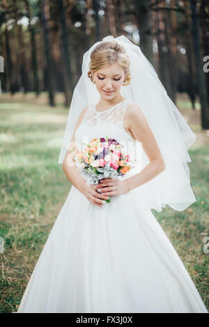 La mariée en robe blanche Banque D'Images