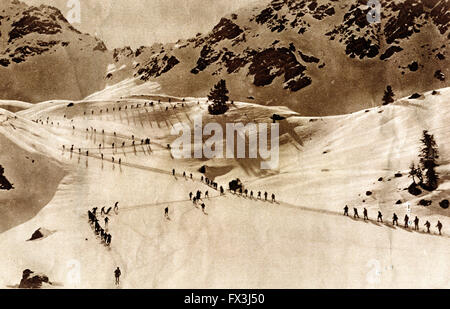 L'avancement des troupes italiennes sur le front alpin skis - photo consacré Carso de bataille, 9-10/1916, à partir de la Grande Guerre Magazine, vol. 114, UK Banque D'Images