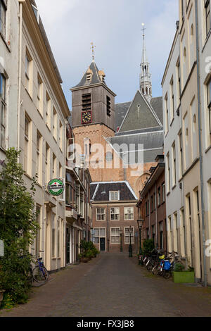 Alley avec des vélos dans la ville de Leiden avec vue sur l'église Hooglandse Banque D'Images