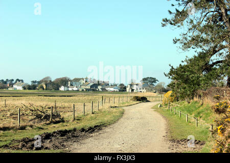 Un sentier de Skinburness à Grune point dans West Cumbria. Un jour sec sous le ciel bleu à côté du marais salant. Banque D'Images