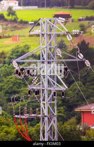 Pylône électrique moderne sur un champ vert Banque D'Images