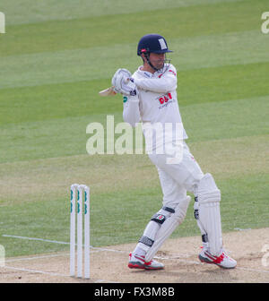 CHELMSFORD, Angleterre - le 11 avril 2016 : Alastair Cook, de l'Essex durant la match de championnat entre Specsavers comté Essex et Gloucestershire au sol du comté à Chelmsford, Angleterre. (Photo de Mitchell Gunn/ESPA-images) Banque D'Images