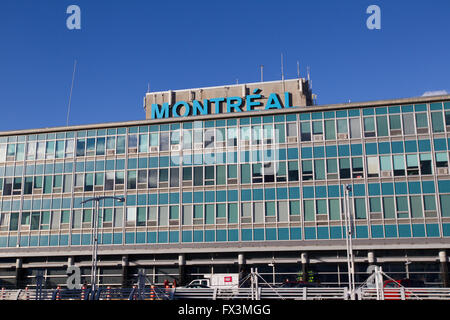 L'aéroport de Pierre Elliot Trudeau à Montréal, au Québec, le samedi 7 novembre 2015. Banque D'Images