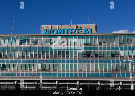 L'aéroport de Pierre Elliot Trudeau à Montréal, au Québec, le samedi 7 novembre 2015. Banque D'Images