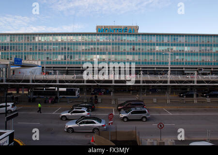 L'aéroport de Pierre Elliot Trudeau à Montréal, au Québec, le 7 novembre, 2015. Banque D'Images