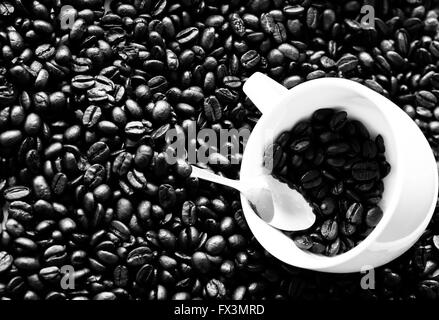 Tasse blanche avec les grains de café Banque D'Images