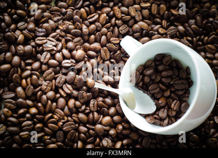 Tasse blanche avec les grains de café Banque D'Images