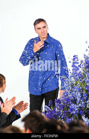 Designer Raf Simons promenades la piste pendant la Christian Dior show dans le cadre de la Fashion Week de Paris Banque D'Images