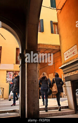 Dans la rue Sestiere San Polo, Venise, Vénétie, Italie Banque D'Images