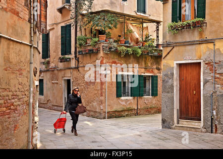 Dans la rue Sestiere San Polo, Venise, Vénétie, Italie Banque D'Images