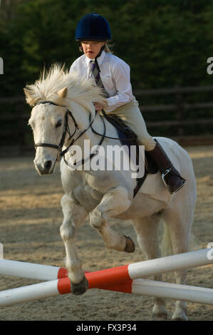 Poney club dans le Devonshire réunion avec l'aide de mary king équestre olympique,où les jeunes filles cso dressage et pratique. Banque D'Images