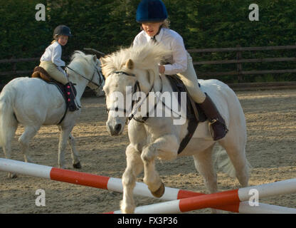 Poney club dans le Devonshire réunion avec l'aide de mary king équestre olympique,où les jeunes filles cso dressage et pratique. Banque D'Images