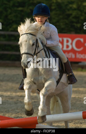 Poney club dans le Devonshire réunion avec l'aide de mary king équestre olympique,où les jeunes filles cso dressage et pratique. Banque D'Images