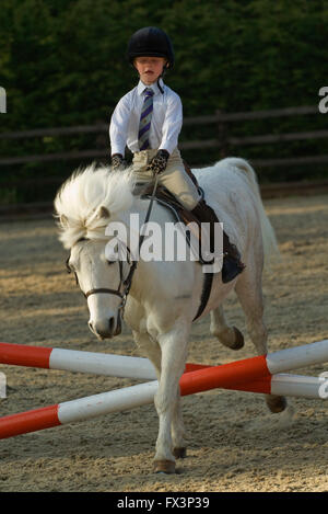 Poney club dans le Devonshire réunion avec l'aide de mary king équestre olympique,où les jeunes filles cso dressage et pratique. Banque D'Images