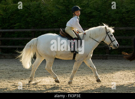 Poney club dans le Devonshire réunion avec l'aide de mary king équestre olympique,où les jeunes filles cso dressage et pratique. Banque D'Images