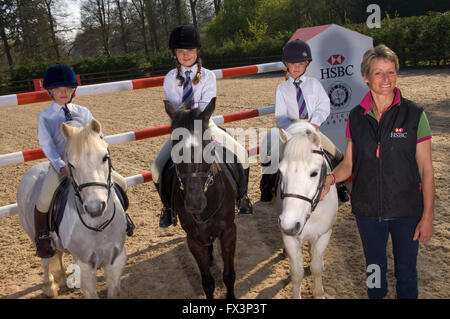 Poney club dans le Devonshire réunion avec l'aide de mary king équestre olympique,où les jeunes filles cso dressage et pratique. Banque D'Images