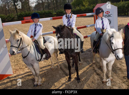 Poney club dans le Devonshire réunion avec l'aide de mary king équestre olympique,où les jeunes filles cso dressage et pratique. Banque D'Images