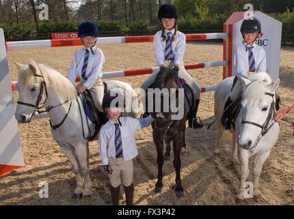 Poney club dans le Devonshire réunion avec l'aide de mary king équestre olympique,où les jeunes filles cso dressage et pratique. Banque D'Images