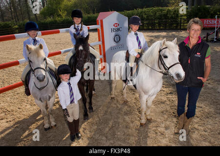 Poney club dans le Devonshire réunion avec l'aide de mary king équestre olympique,où les jeunes filles cso dressage et pratique. Banque D'Images