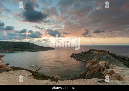 Coucher du soleil à Gnejna Bay près de Manikata, Malte. Banque D'Images