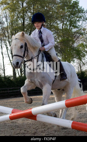 Poney club dans le Devonshire réunion avec l'aide de mary king équestre olympique,où les jeunes filles cso dressage et pratique. Banque D'Images