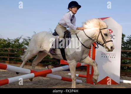 Poney club dans le Devonshire réunion avec l'aide de mary king équestre olympique,où les jeunes filles cso dressage et pratique. Banque D'Images